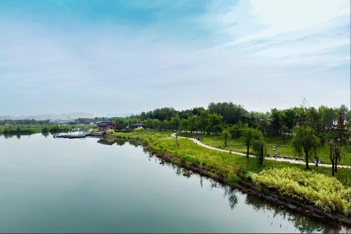 曲径沿湖蜿蜒，亭榭藏于林间，
风拂绿岸，水波轻漾，
在悠然景致里，邂逅岁月静好。
