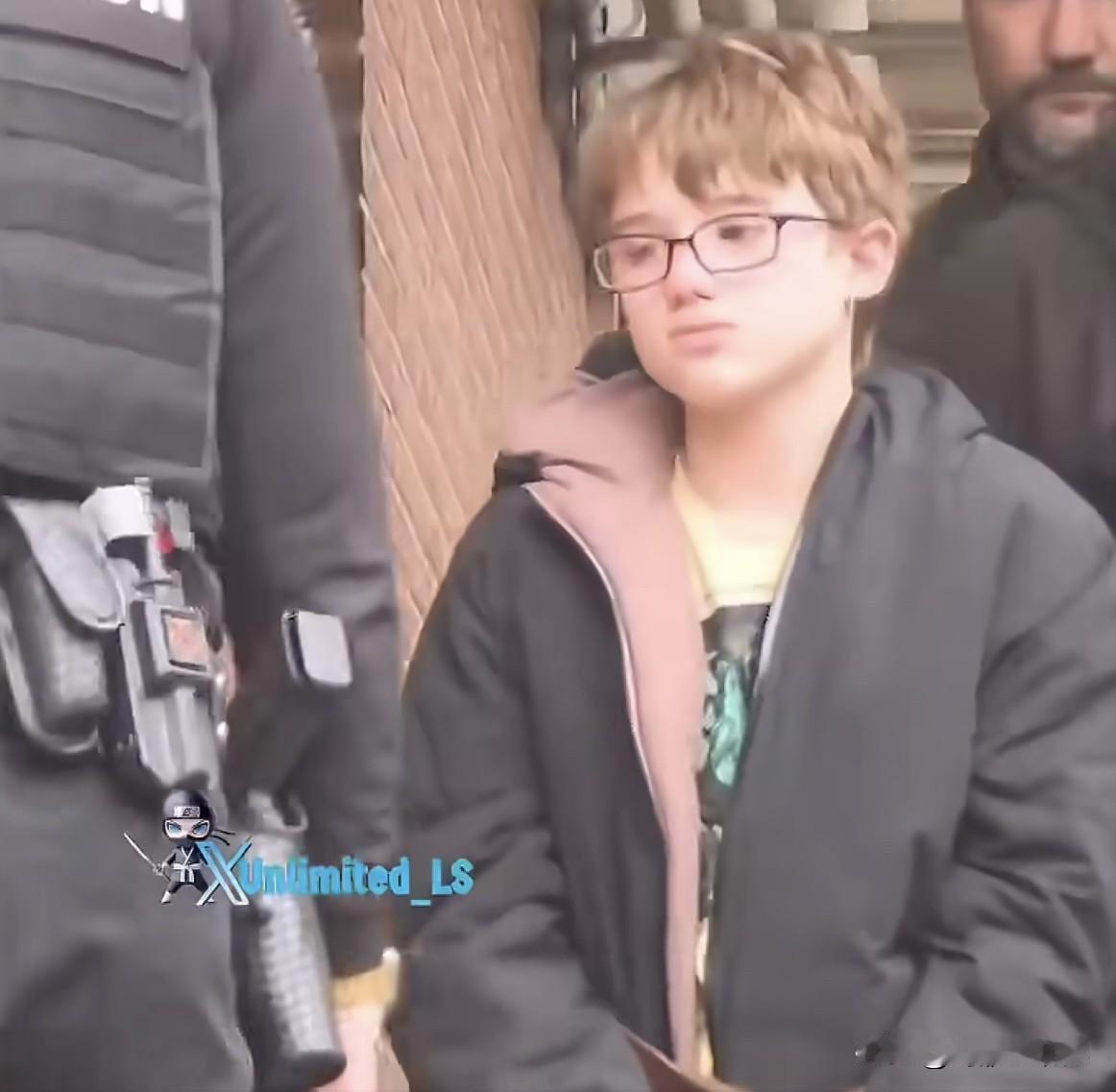 11岁男孩因游戏机被母亲没收，开枪打死养父

美国宾夕法尼亚州，一名11岁男孩（