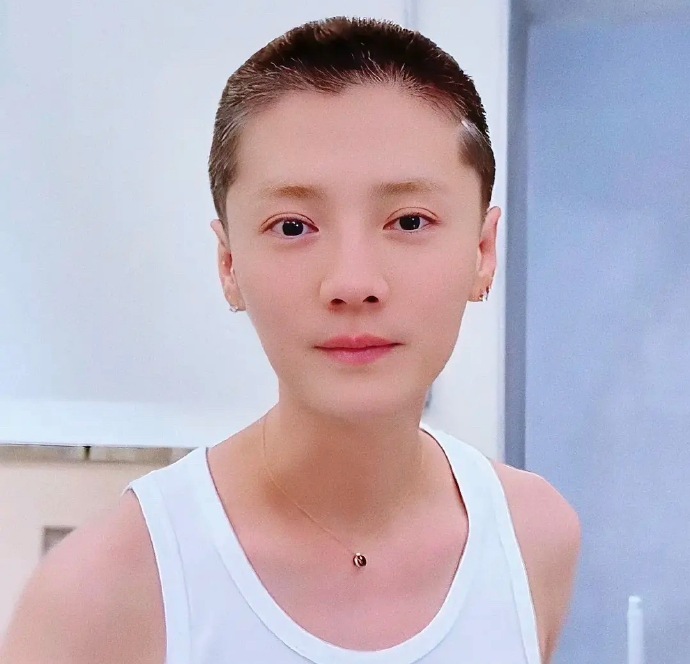 鹿晗剃寸头像京圈佛子 这才是真正的颜值抗打，剃寸头直面镜头，素颜状态下五官依旧立