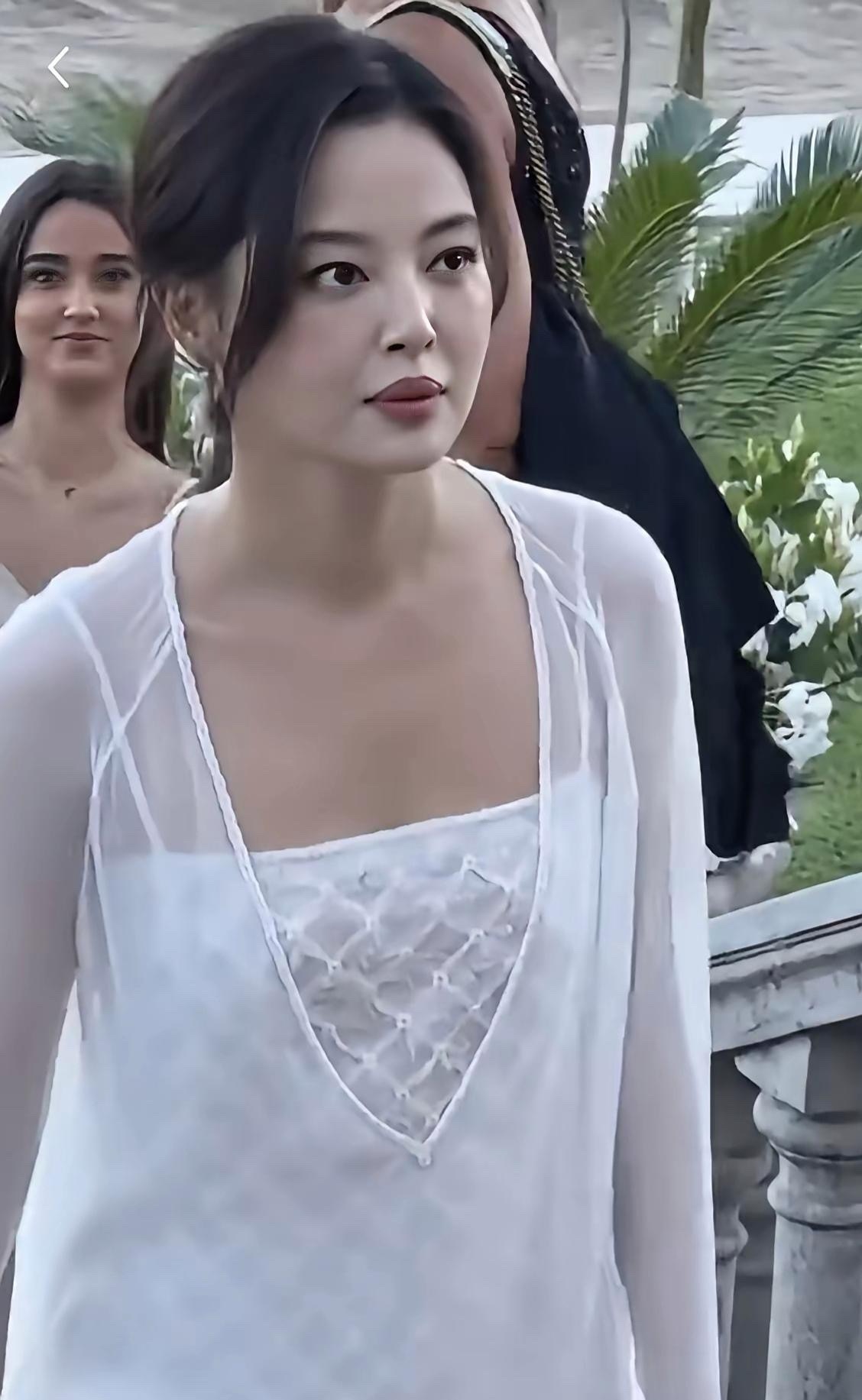 家人们！我以前总觉得辛芷蕾的美自带“生人勿近”的攻击性，结果一件事直接让我对她好