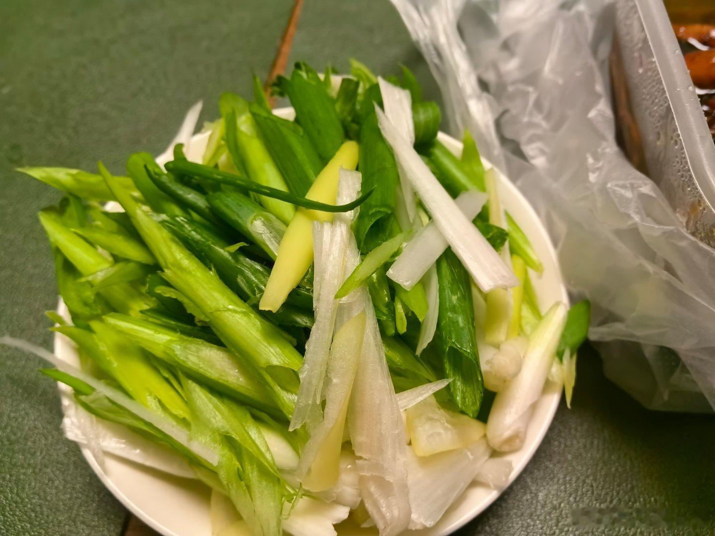 西安旧事 盛夏的西安燥热难耐，高温使得人困乏且胃口不佳，吃什么成了一个问题。暑天