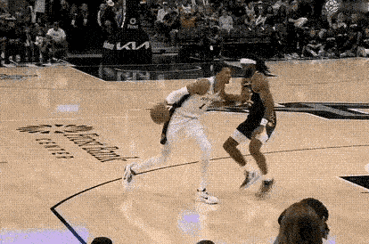 文班亚马开始享受NBA门面待遇，请看附图，难道不是走步吗？而裁判视而不见，曾经詹