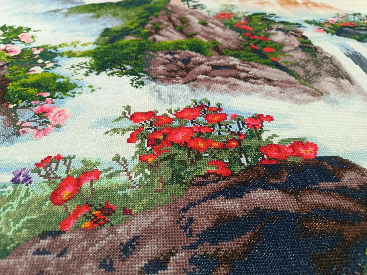 鹧鸪天•一岁一枯荣
芳芳


风朔林疏瘦影残，冻鸦归去亦无言。那山梅蕊正含意，这