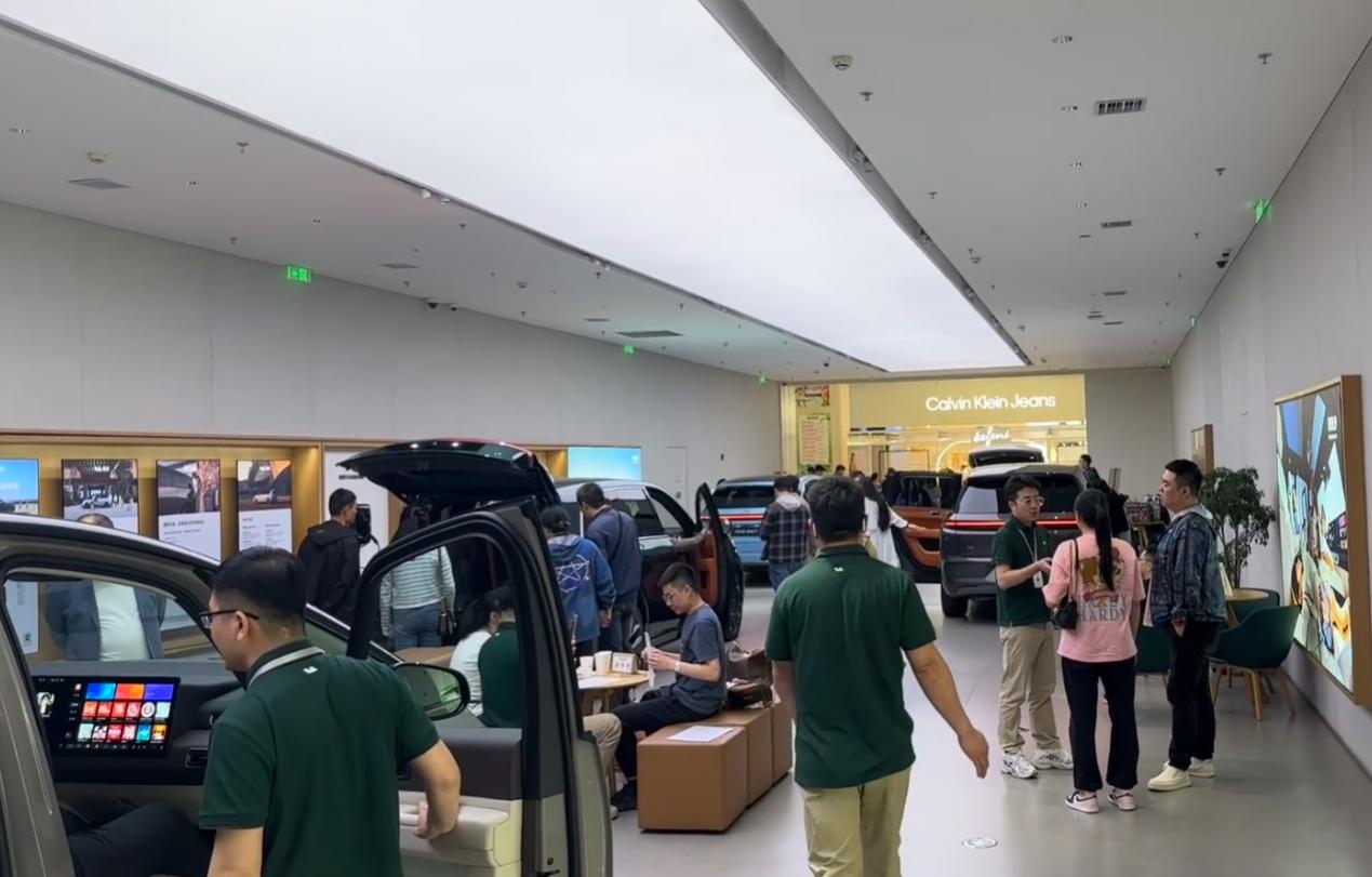 最近社会上出现了3个现象，尤其是白酒行业，可惜被很多人忽视了！
 
第一个现象：