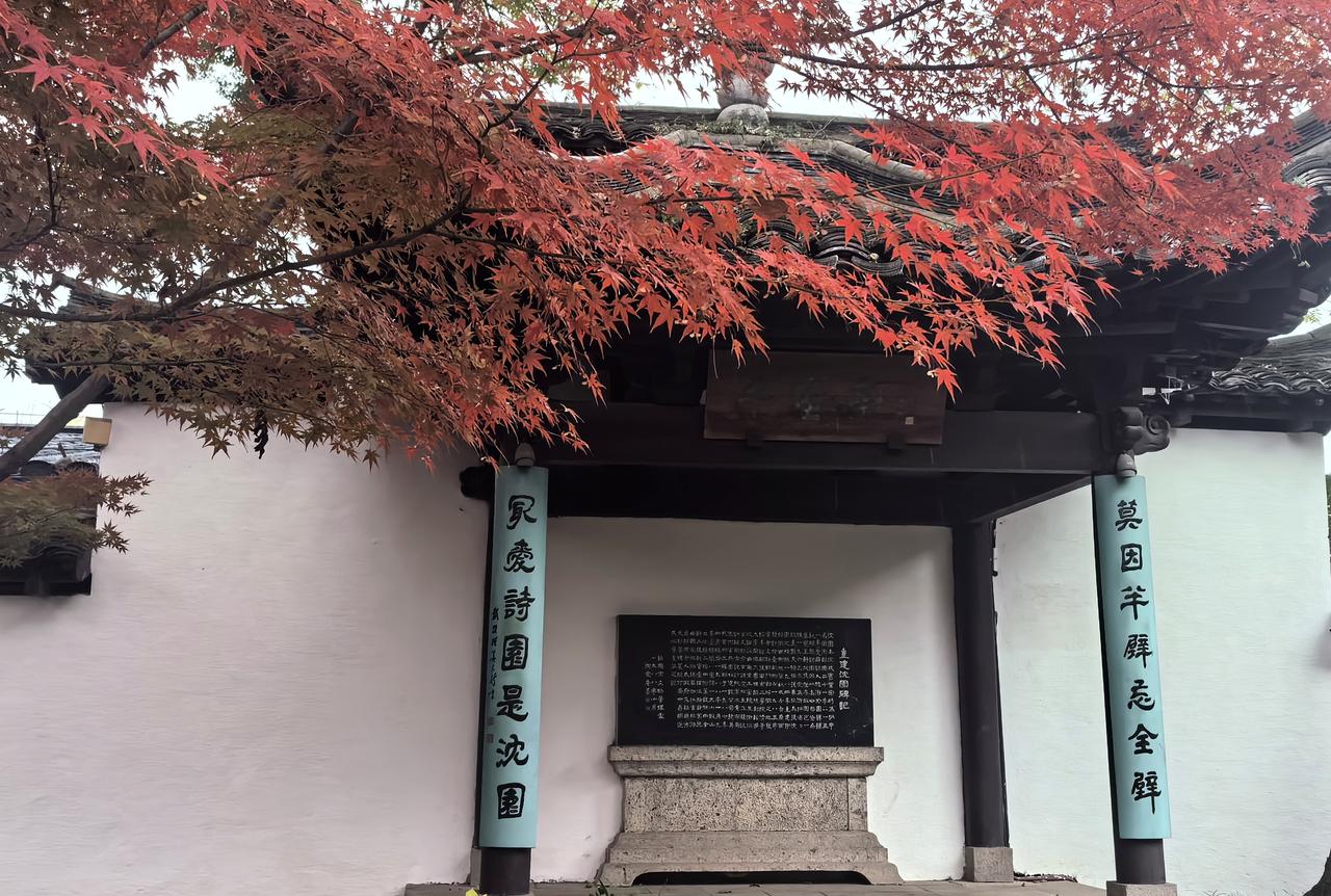 五律·冬雨
夜半听风声，
眠音受雨惊。
敲窗疑叶落，
拥被看灯明。
嫌怕苔阶滑，