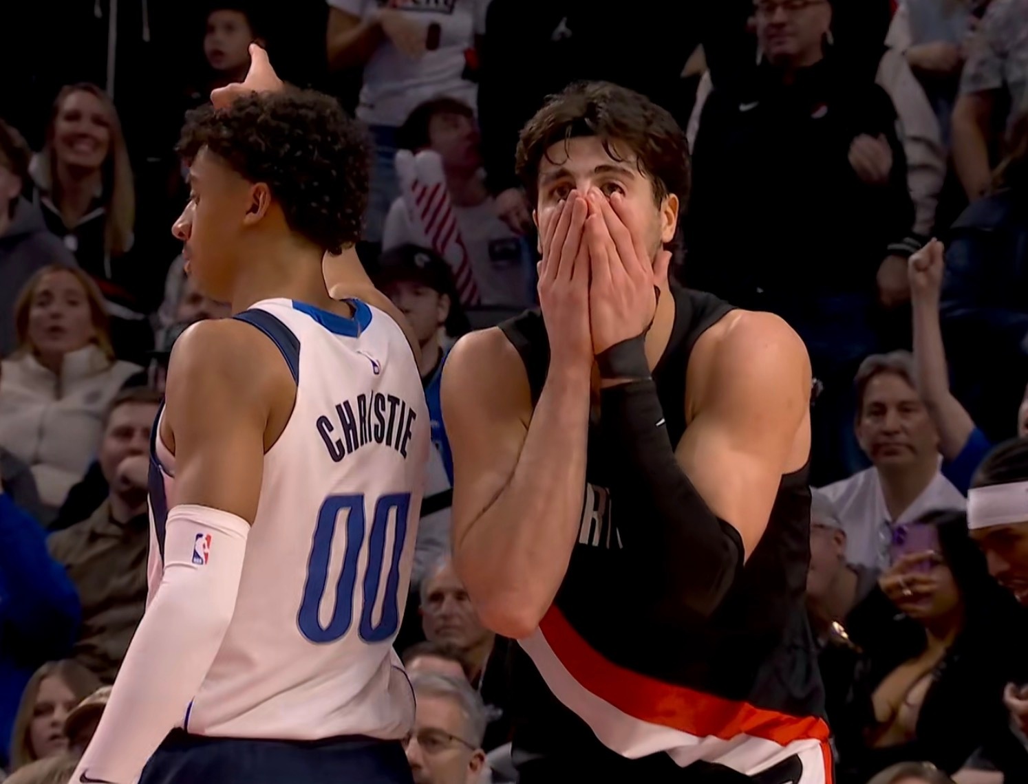 阿夫迪亚险些酿成大错，最后一攻进攻犯规…还好是赢了，全场27分9篮板11助攻，真