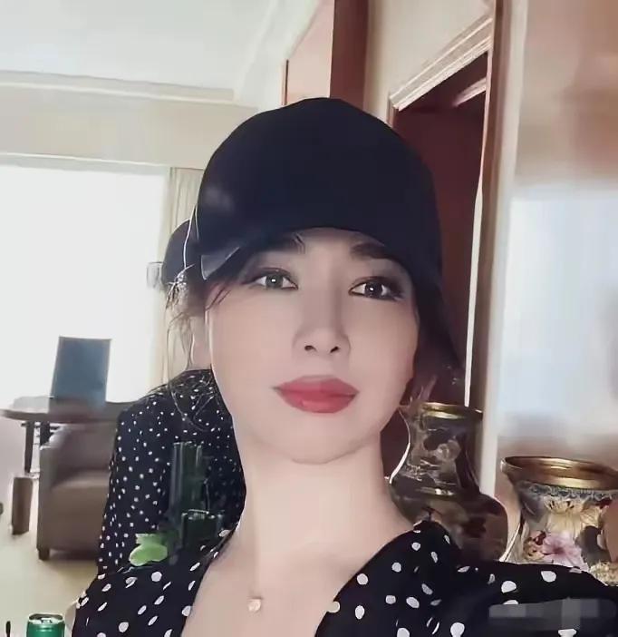 估计，好多人都把她当成了刘晓庆，第一眼看就这感觉。可是，她不是刘晓庆，确实不是，