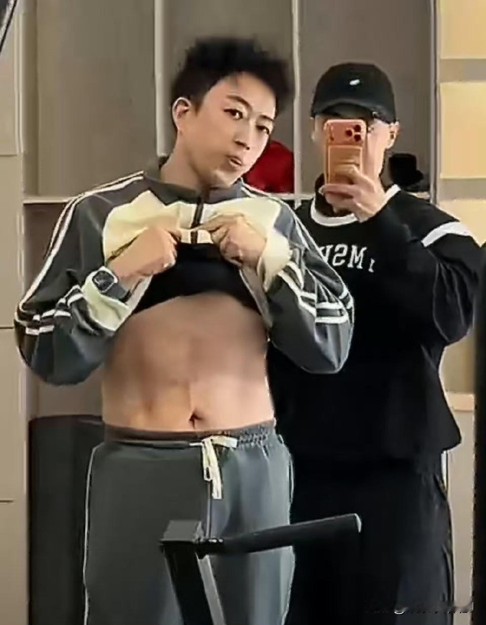 ​​​，这腹肌秀得挺有创意，AI也难辨真伪。离开于正谁还会这么逗我笑 ​​​。