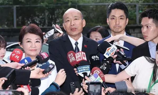 国民党“三大佬”同台！

日前国民党中蒋万安，韩国瑜，卢秀燕同台，党主席郑丽文“