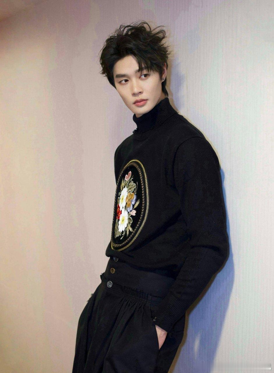 柯淳 心软的神 柯淳的温柔真的刻在骨子里！走过之后又回头收信，双手接过的瞬间，直