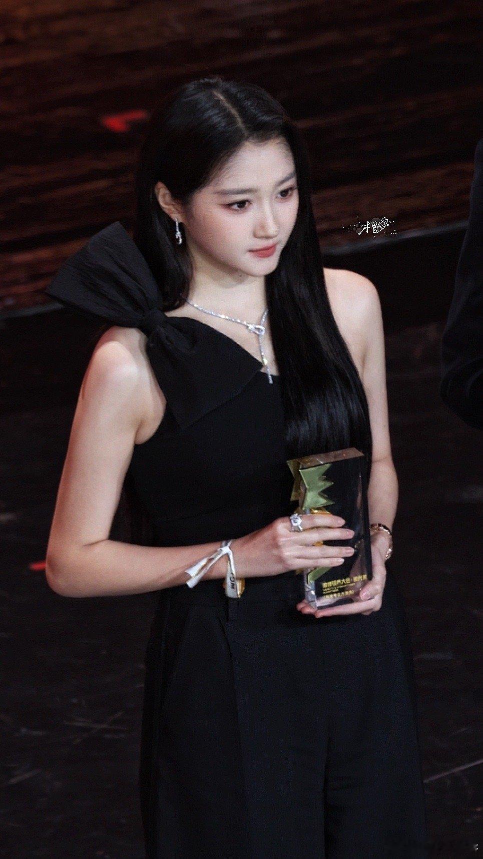 张凌赫关晓彤腿长加起来比我粉丝都多 领奖时的远景镜头绝了，腿长几乎占了全身三分之