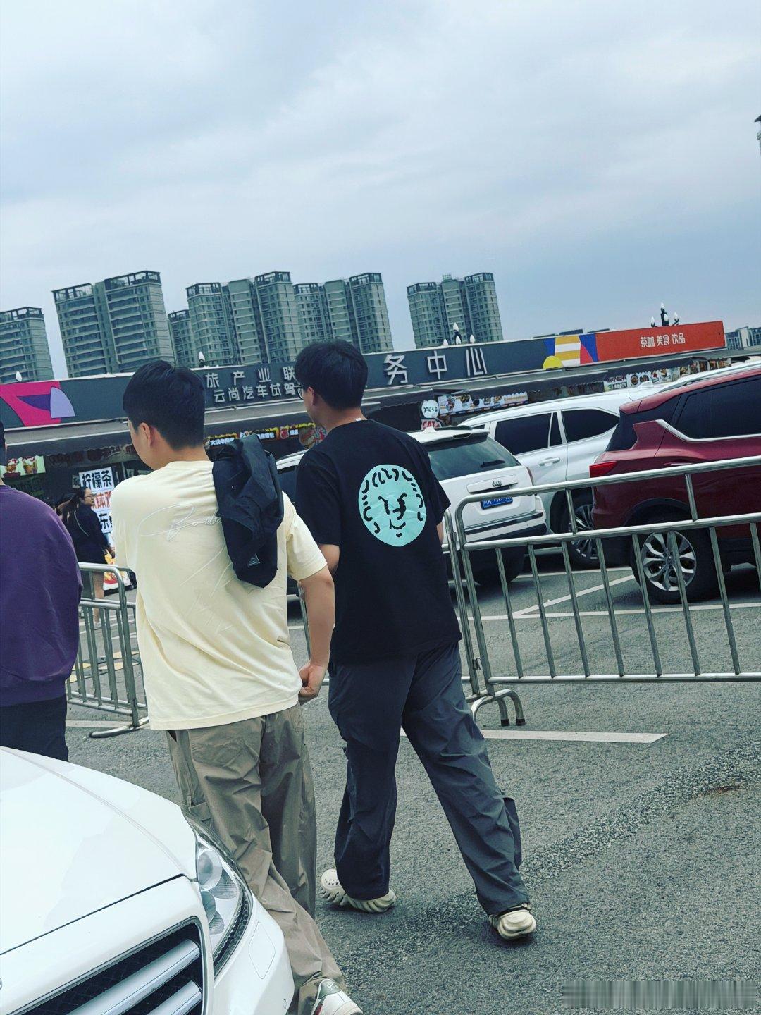 今天看杨千嬅成都演唱会，26年的首唱放在了成都，不愧是“川渝天后”！一路上能遇见