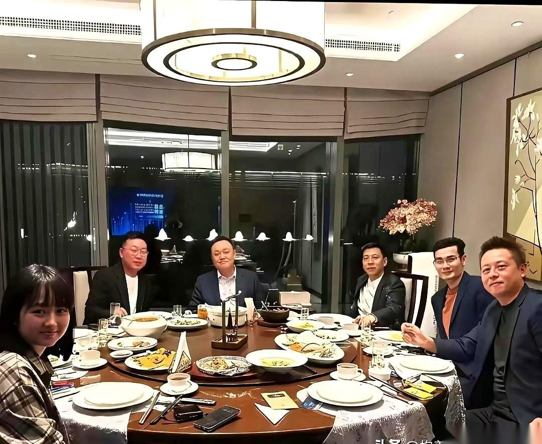 那个男人，回来了快七年了吧？
当初他出来的时候，我跟你讲，多少人眼睛都亮了，觉得