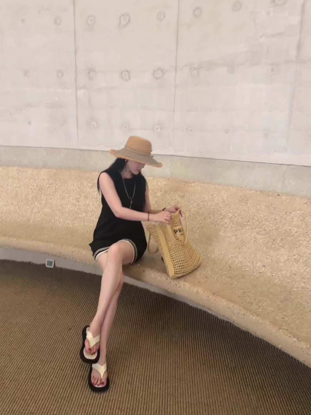 世界越来越美了。我独自一人，却很自在。我别无所求，只想被阳光晒透。我渴...