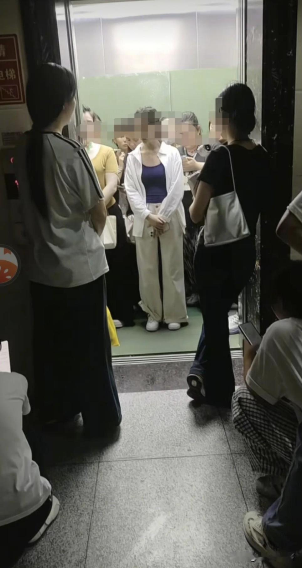 据说这是近日网络上很火的一个话题“全女电梯实验”的一个画面，人多了电梯超重了，没