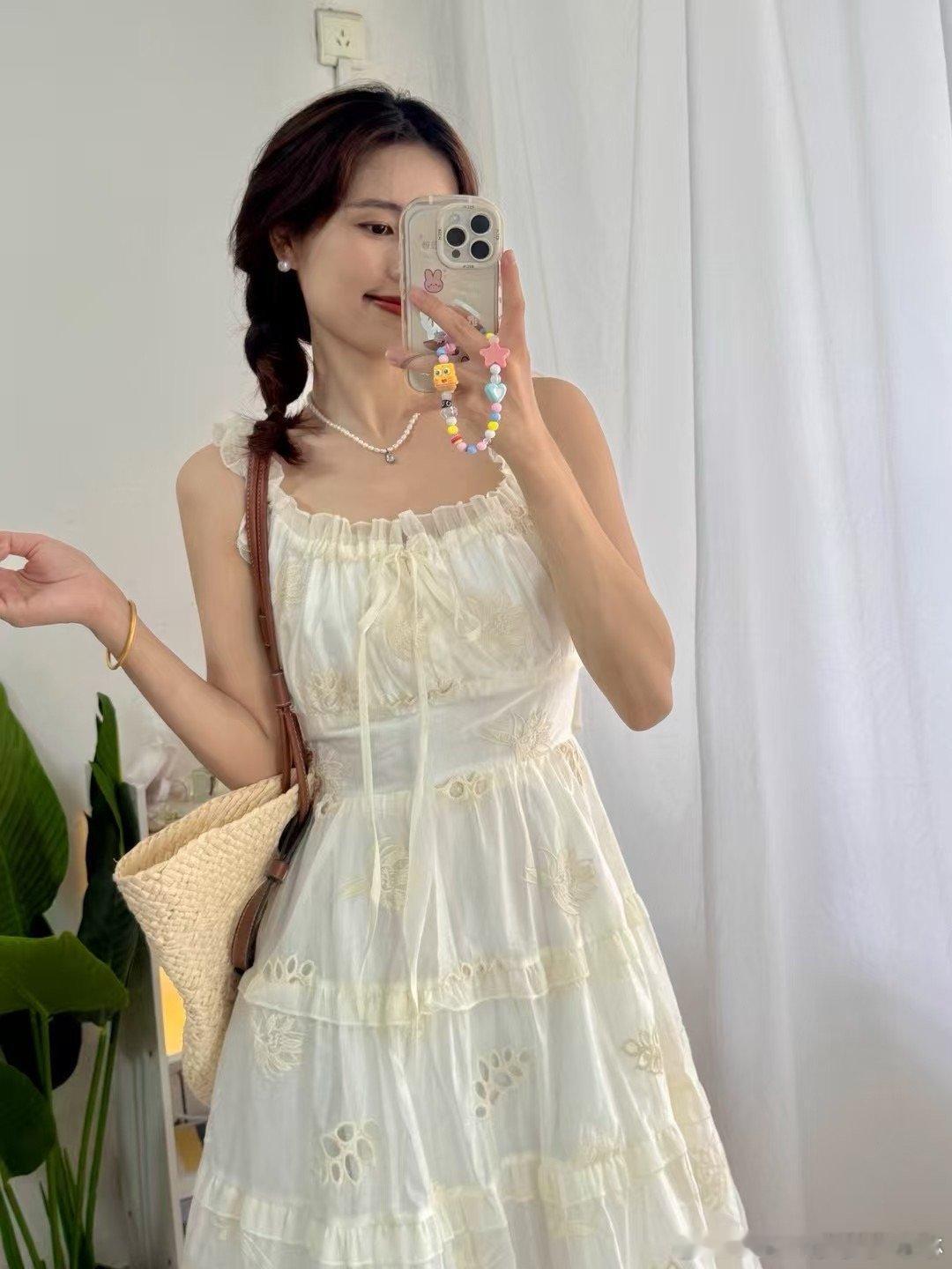 6月12日这条连衣裙的吊带，是优雅的起始音符。纤细肩带，如藤蔓轻绕，恰到好处展露