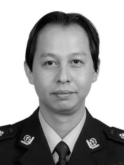 在禁毒的战场上，陈荣刚以生命为盾，守护着我们的安宁。42岁的他，在执行任务时不幸