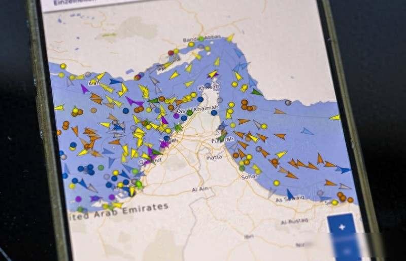 海峡堵了，油轮排长队，中国船悄悄夜航通过，伊朗说“没封锁”但只放行中伊船只

3