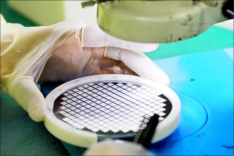 【日本手握“王牌”，可适时反制中国限制军民两用物资出口】随着日本持续扩军备武和展