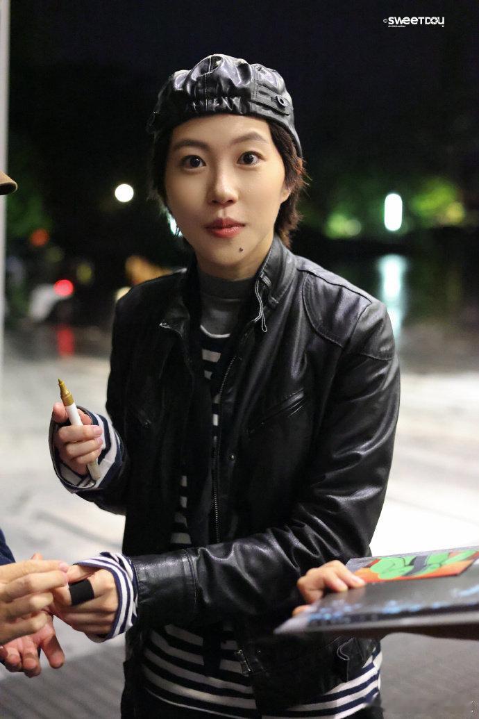 窦靖童叛逆里长出底气从害怕冲突到坦然接纳，童童的成长肉眼可见，气场和底气越来越足
