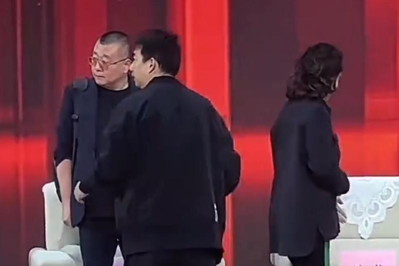 黄磊喜欢耍大牌

也不知道谁天天在网上给黄磊造谣呢

在最新的活动中，黄磊在活动