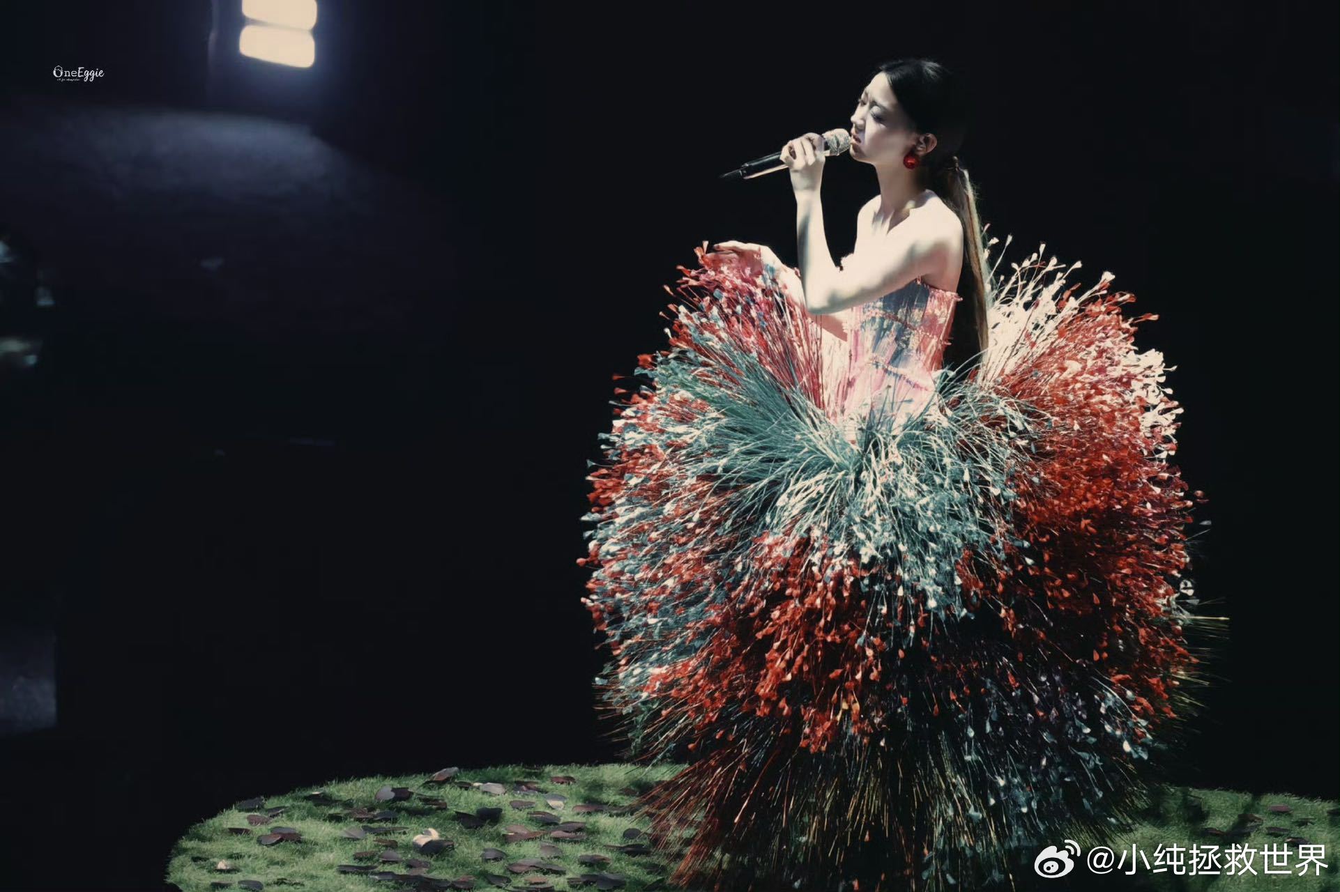 单依纯唱轻轻地告诉你的杀伤力 单依纯在深圳演唱会唱《轻轻地告诉你》时，我旁边的阿