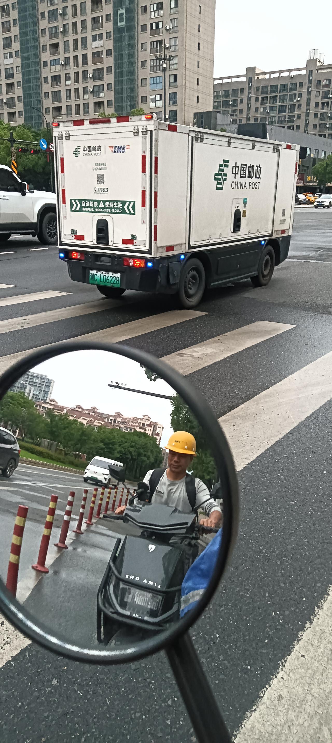 无人汽车长什么样子？
​今天早上我在金华市华龙南街看到了一辆正在测试的无人汽车，