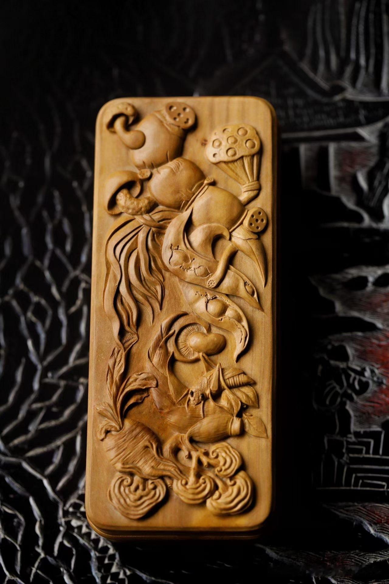 案头之上，总有一些器物，既能收纳物件，也能安放心情。

这方藏盒取老山檀香整料掏