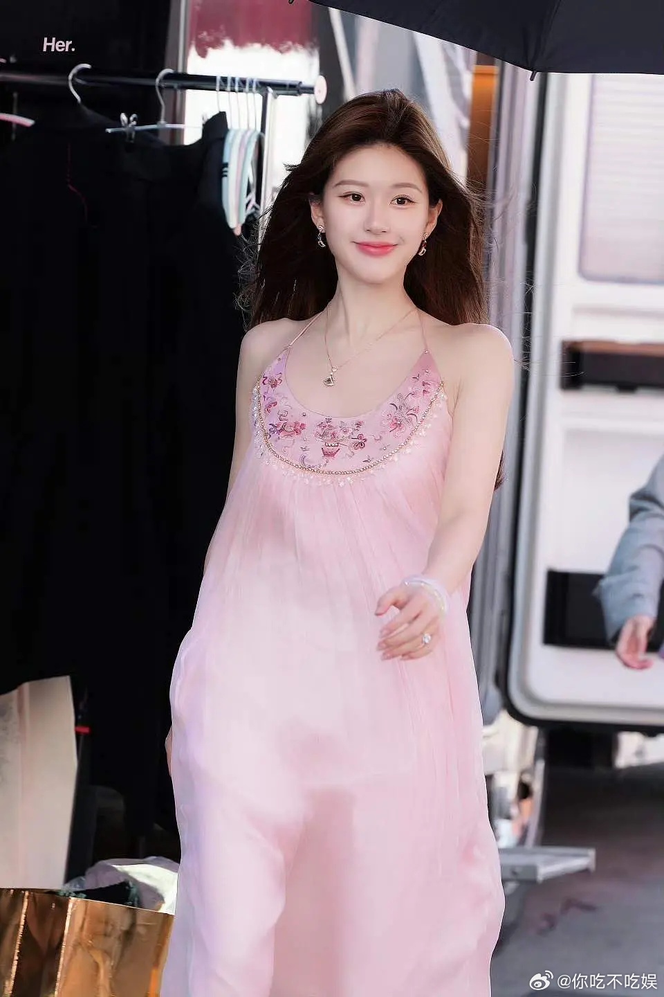 赵露思这衣服好像肚兜。。。 ​​​