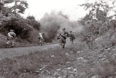 【伟大的战略出击精神万岁！】
1950年10月25日，中国人民志愿军第40军11