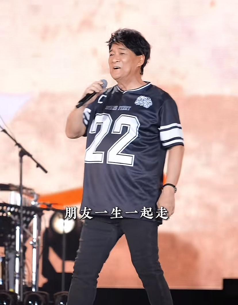 周华健这身材好奇怪！
胳膊和腿这么细，肚子怎么这么大！

不过这两年肉眼可见的老