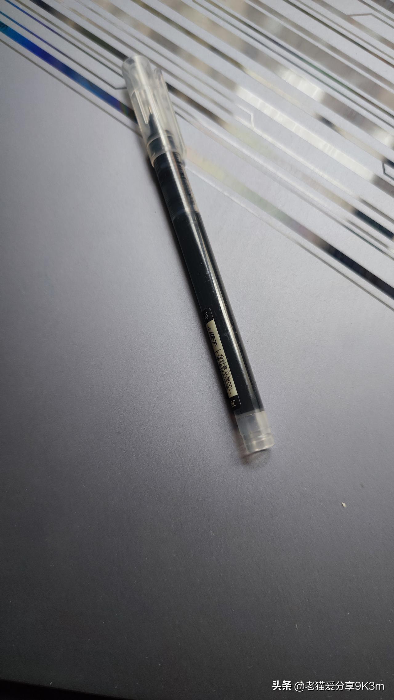 收拾出一支圆珠笔，好好的不能用了，扔了怪可惜的，是不是喜欢写字的人都喜欢笔[捂脸