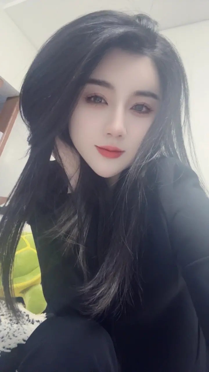 我假装把一切都看的无所谓，实际上每个无所谓都在刺痛我…后来的我越来越安...