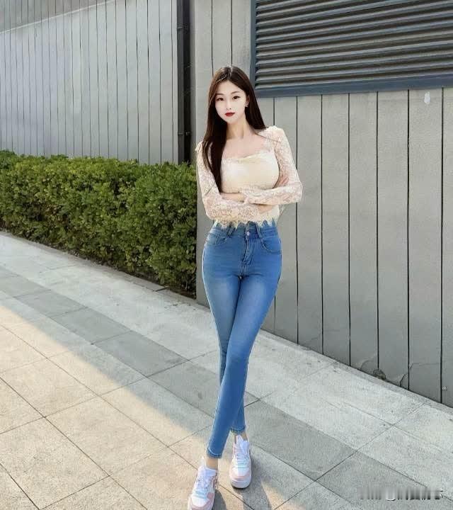 元气少女穿搭指南，清新甜美，轻松出街！性感紧身牛仔裤 气质少女感穿搭