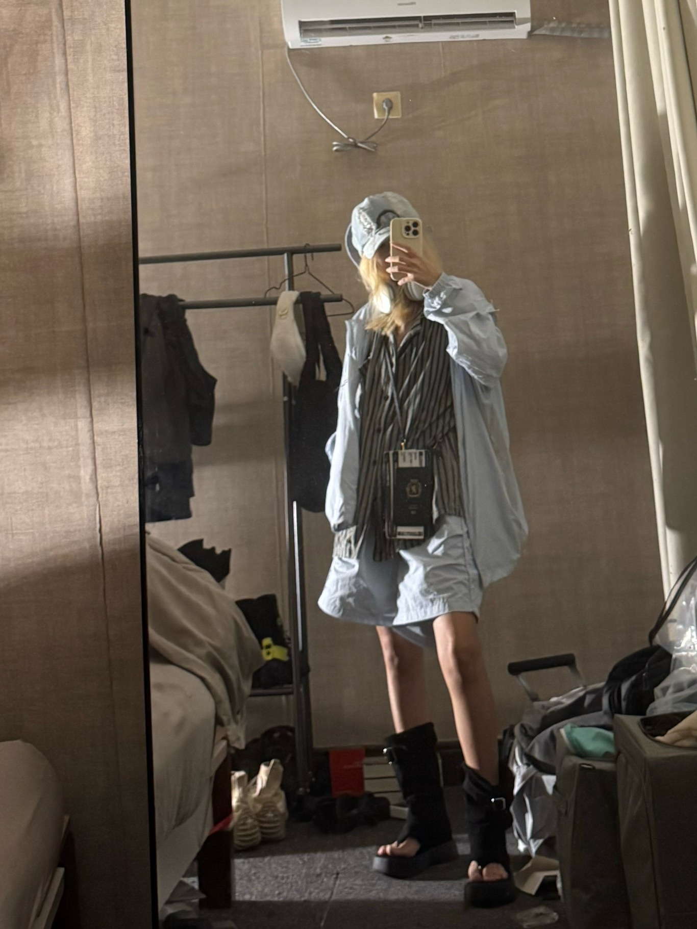 简简单单一身蓝色防晒服套装 口袋里能放下充电宝和ipadmini 脚上穿着透气能