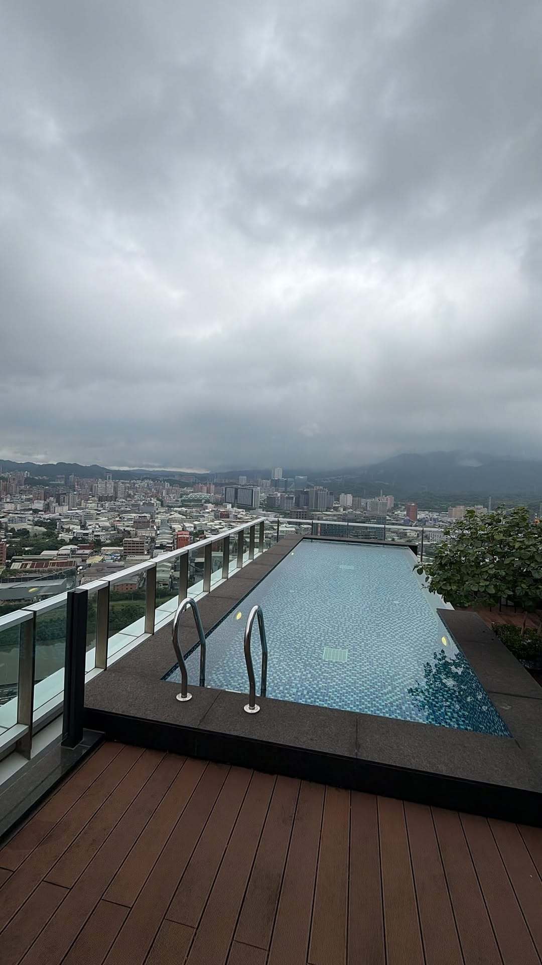 “CB百蓝_。260613李东海 ins story更新： 