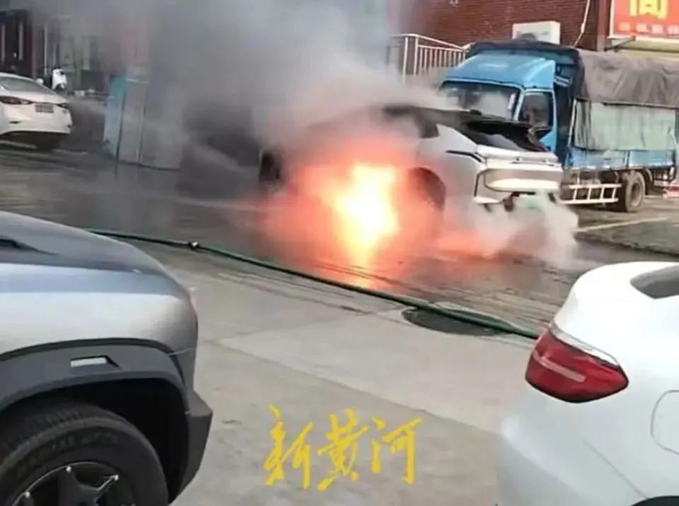 安徽六安一领克新能源车爆燃，事发前车辆提示发生过热故障，官网显示采用三元锂平板电