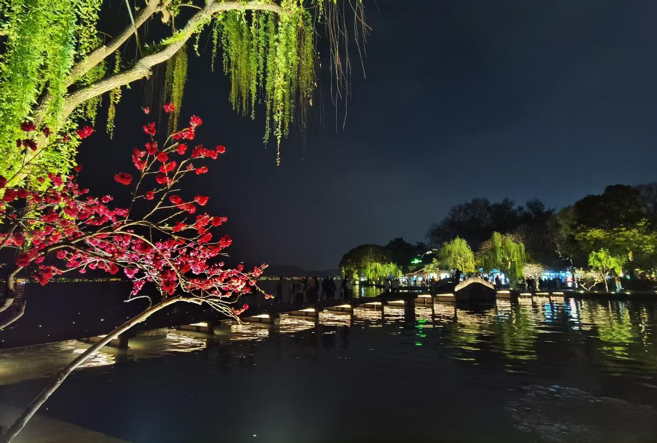 保护自己最好的方式[赞][赞][赞]
不入对方的局，
不期待对方的认可，
不畏惧