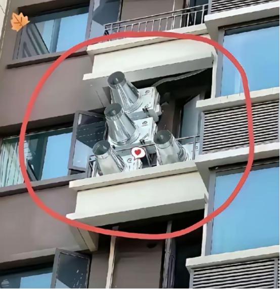 安徽一名男子出差回家后，觉得屋里太闷便打开窗户，意外发现对面住户外墙装了四根大管