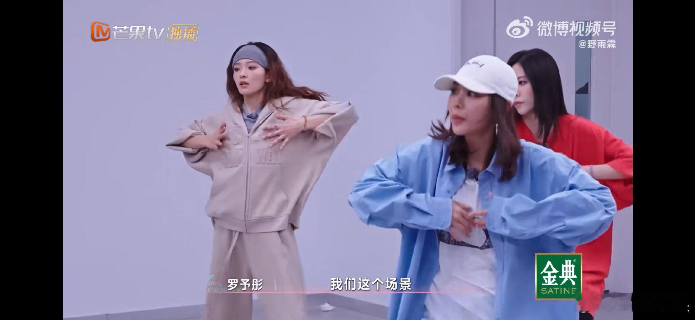罗予彤憋着眼泪一直练 现在跟不上又怎样？罗予彤正在演示：真正的强者是把训练服拧出