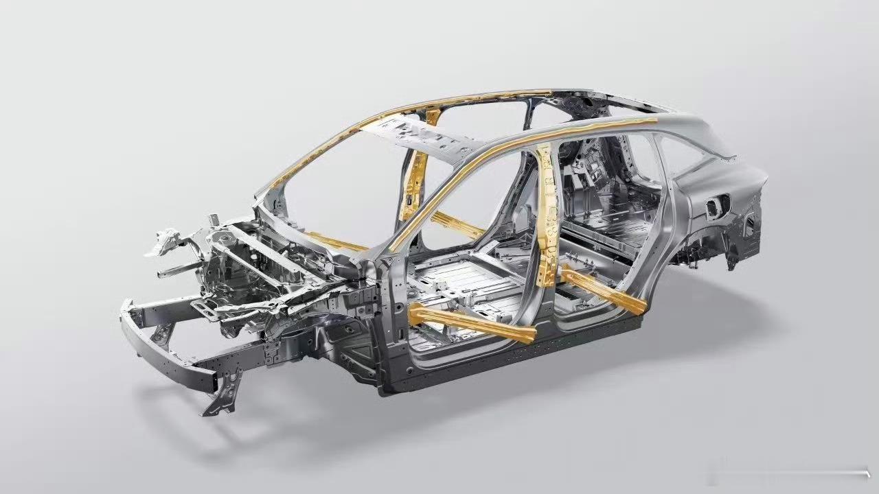 央视直播那场面太牛啦！直接把2.5吨的卡车，像挂腊肉一样挂在一根车身钢柱上。这钢