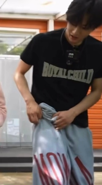 前几天录团活的时候摘樱桃磨豆浆文文穿的也是这条裤子，队敌把豆渣弄到他裤子上的时候