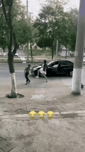 十一二岁的半大小子很有冲劲，不要和他硬来，孩子正处在叛逆期，妈妈是收拾不了他的，