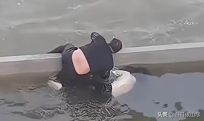 3月9日一大早，河南扶沟县一家羊杂汤店里，老板娘董大姐正忙着盛汤。突然跑来个熟人