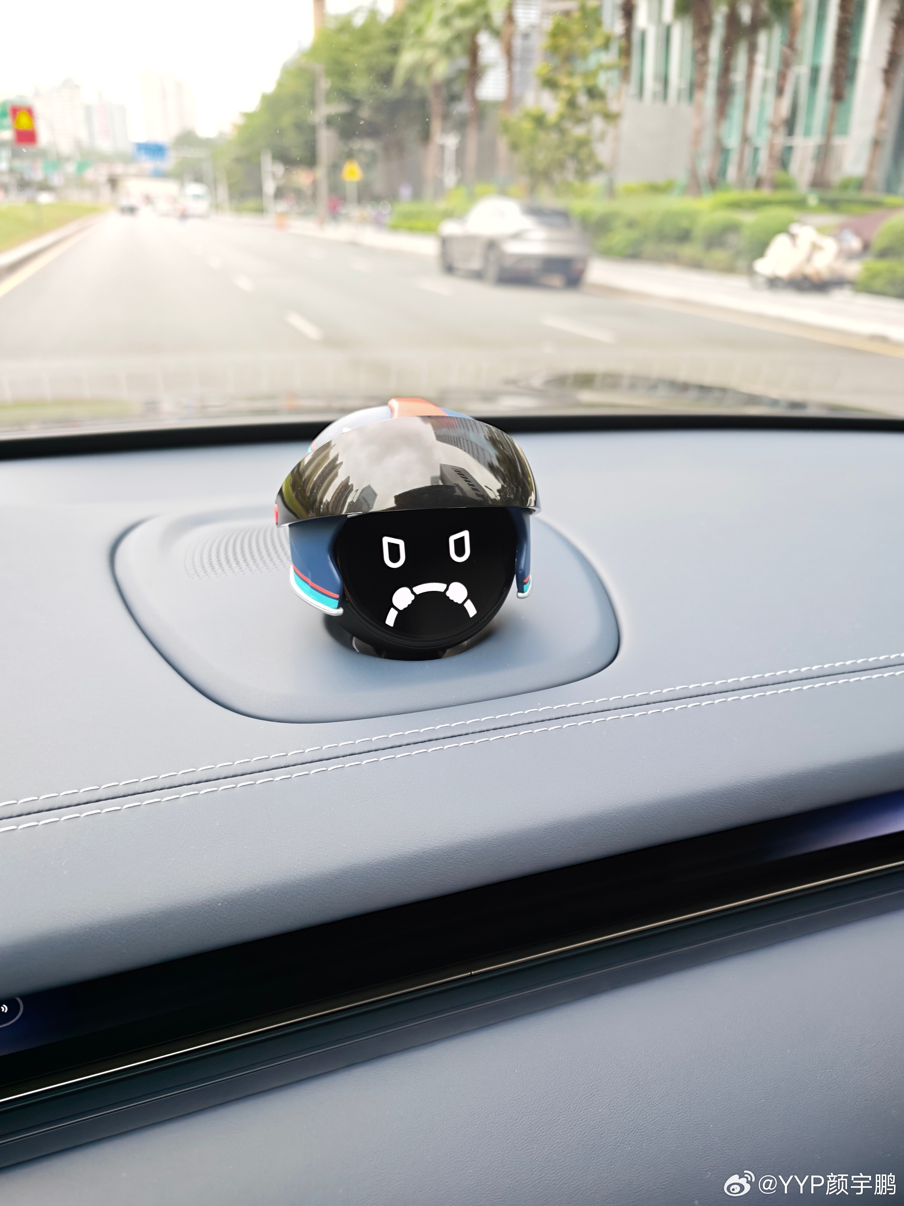 给Nomi买了个官方的帽子，本以为只是个皮肤，原来还有新的身份，玩角色扮演呢[笑