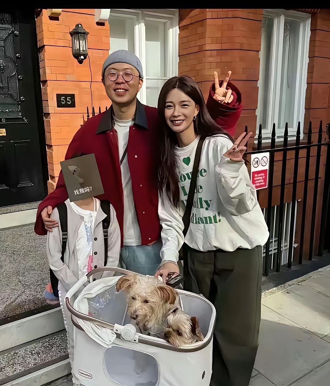 两个大明星不生孩子，却把狗狗当孩子养 ​​​