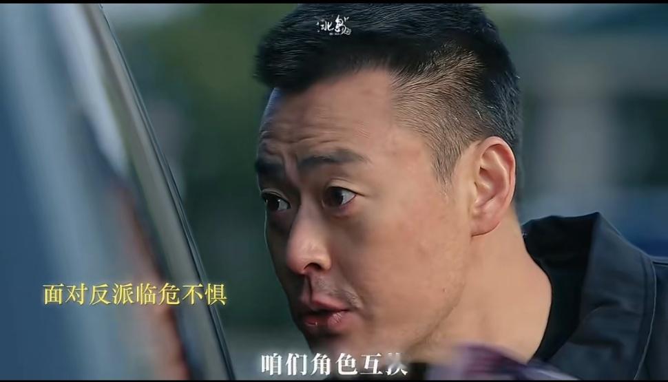 影视剧没一个出租车司机是好惹的瞧咱这方向盘一握，个个都是隐藏大佬！金道奇专治社会