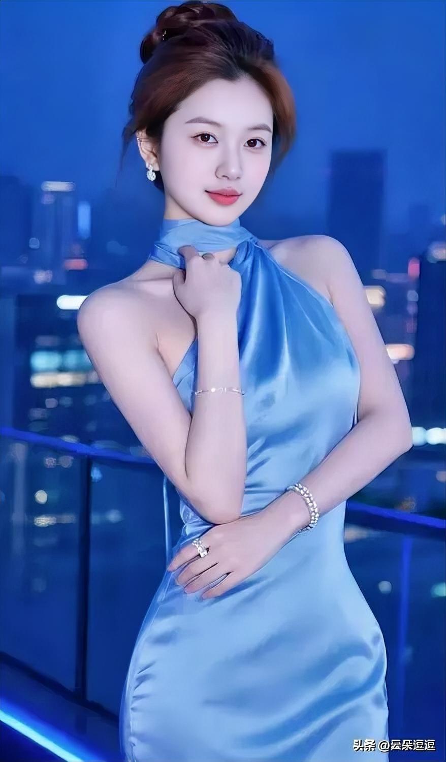 都市夜景下的优雅蓝裙，尽显迷人魅力！