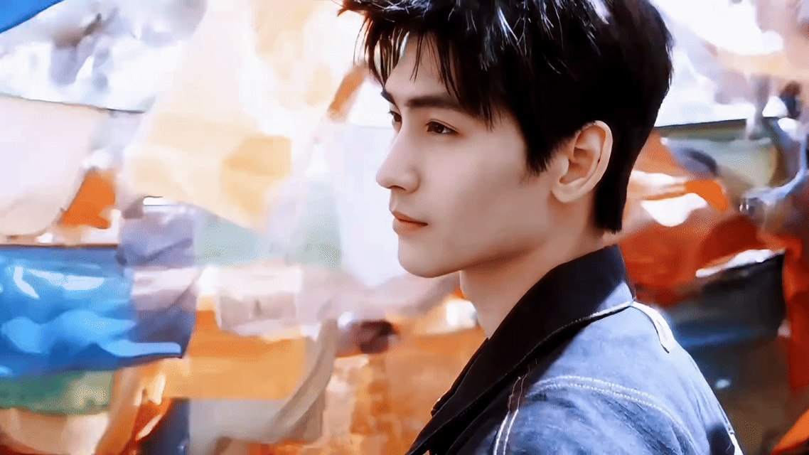 黄俊捷云南经幡大片黄俊捷这张脸给到一个夯藏地旷野、飞舞经幡、恣意洒脱的少年，黄俊