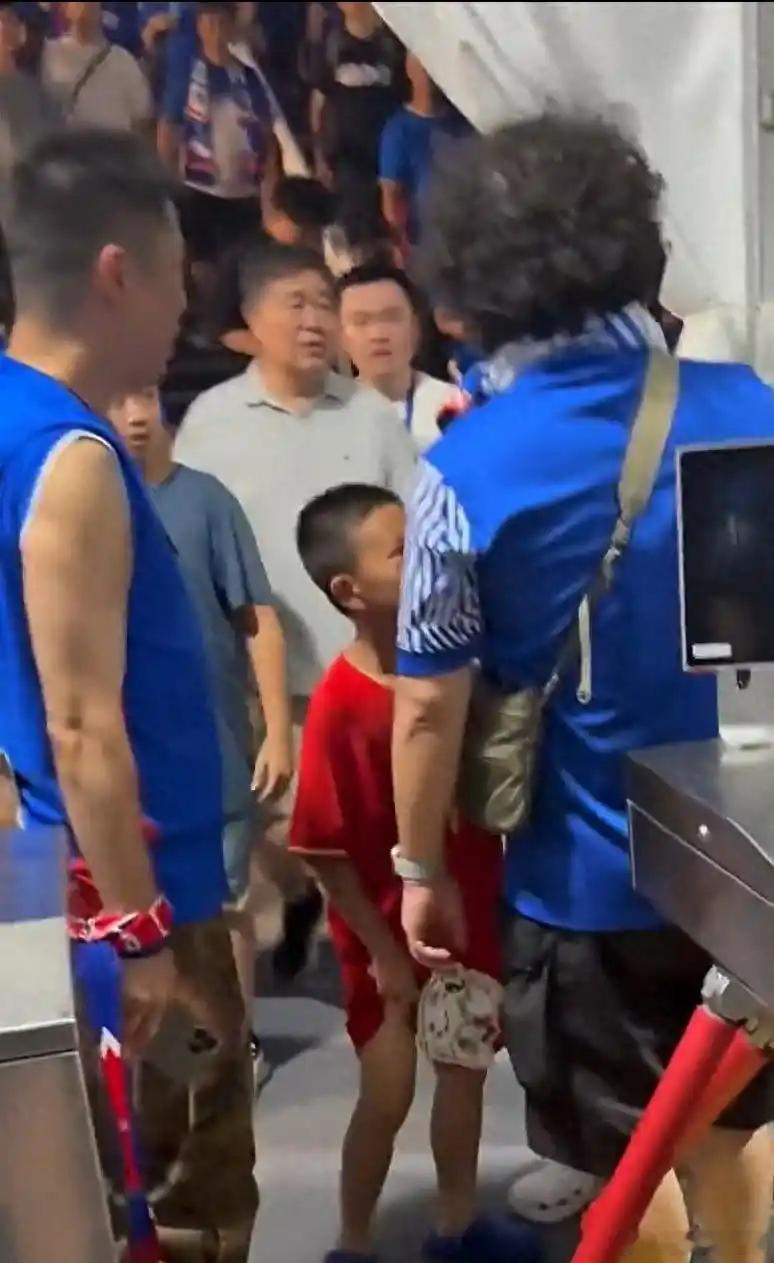 武磊官博发文寻人8月18日中超京沪大战赛后，一名身穿武磊国家队7号球衣、手持申花